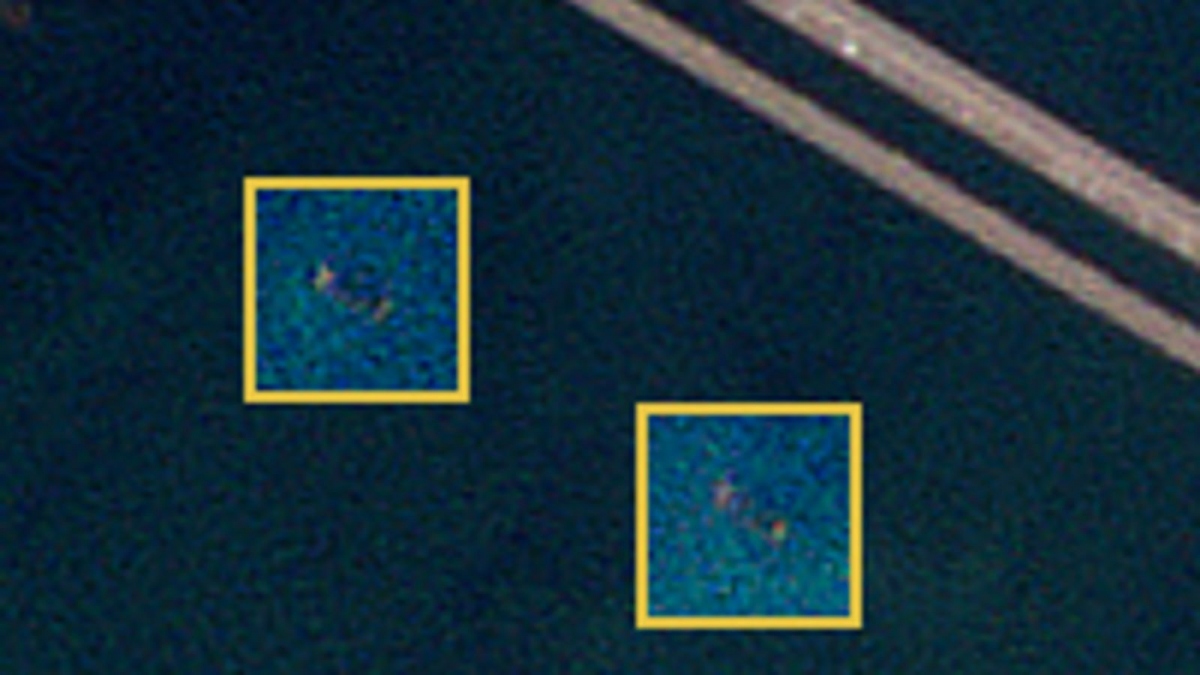 Hình ảnh vệ tinh cho thấy một số con tàu bị chìm quanh cầu Crimea. Nguồn: Sky News