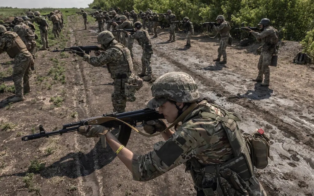Các tân binh Ukraine tập luyện ở Donetsk. Ảnh: Nytimes.