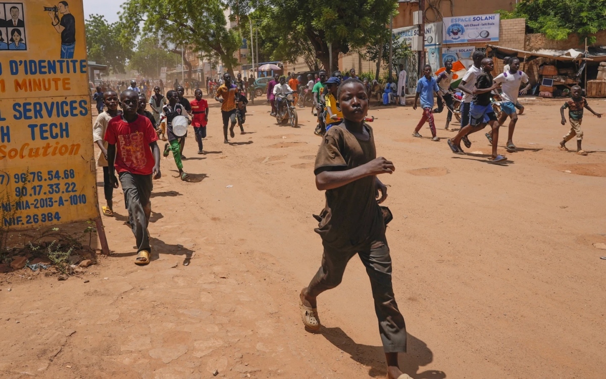 Trẻ em trên đường phố thủ đô Niamey của Niger sau khi quân đội đã nắm chính quyền. Ảnh: AP.