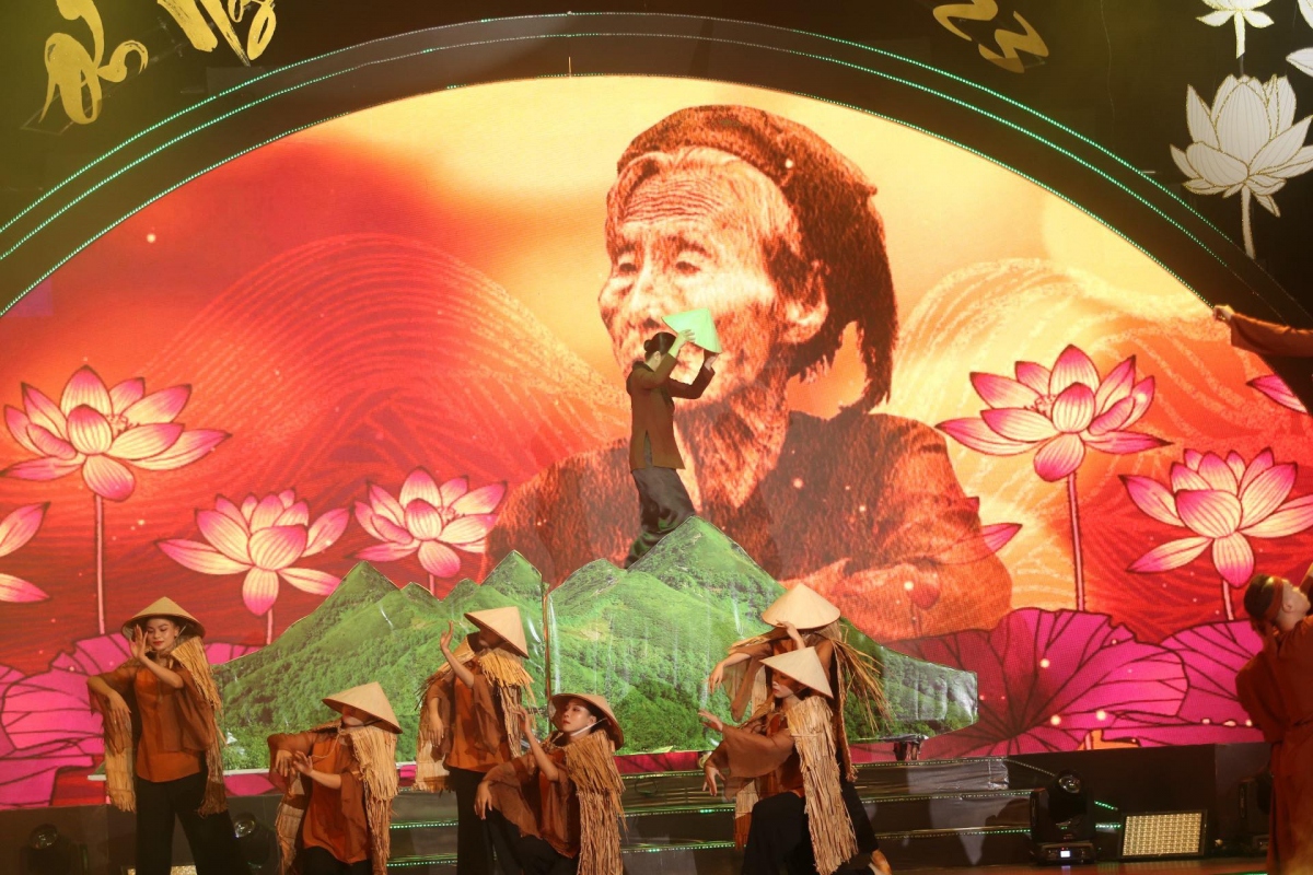 Tiết mục văn nghệ trong “Ơn nghĩa sinh thành 2023”.