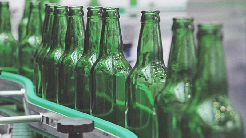 Màu xanh và nâu gắn liền với màu sắc của chai bia (Ảnh minh họa)