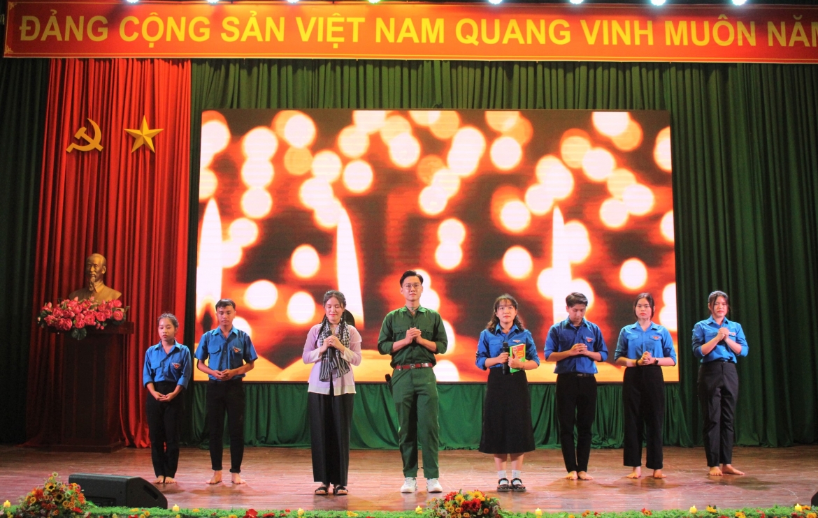 Cụm thi đua số 3 – giới thiệu quyển sách “Những tấm gương tiêu biểu của lực lượng thanh niên xung phong Việt Nam”.