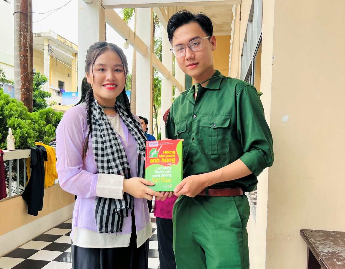 Hai bạn trẻ thuộc Cụm thi đua số 3 – giới thiệu quyển sách “Những tấm gương tiêu biểu của lực lượng thanh niên xung phong Việt Nam” bày tỏ niềm tự hào khi được khoác lên mình bộ đồ bộ đội màu xanh lá cùng những bộ bà ba xưa - tái hiện hình ảnh thanh niên xung phong trong thời chiến.