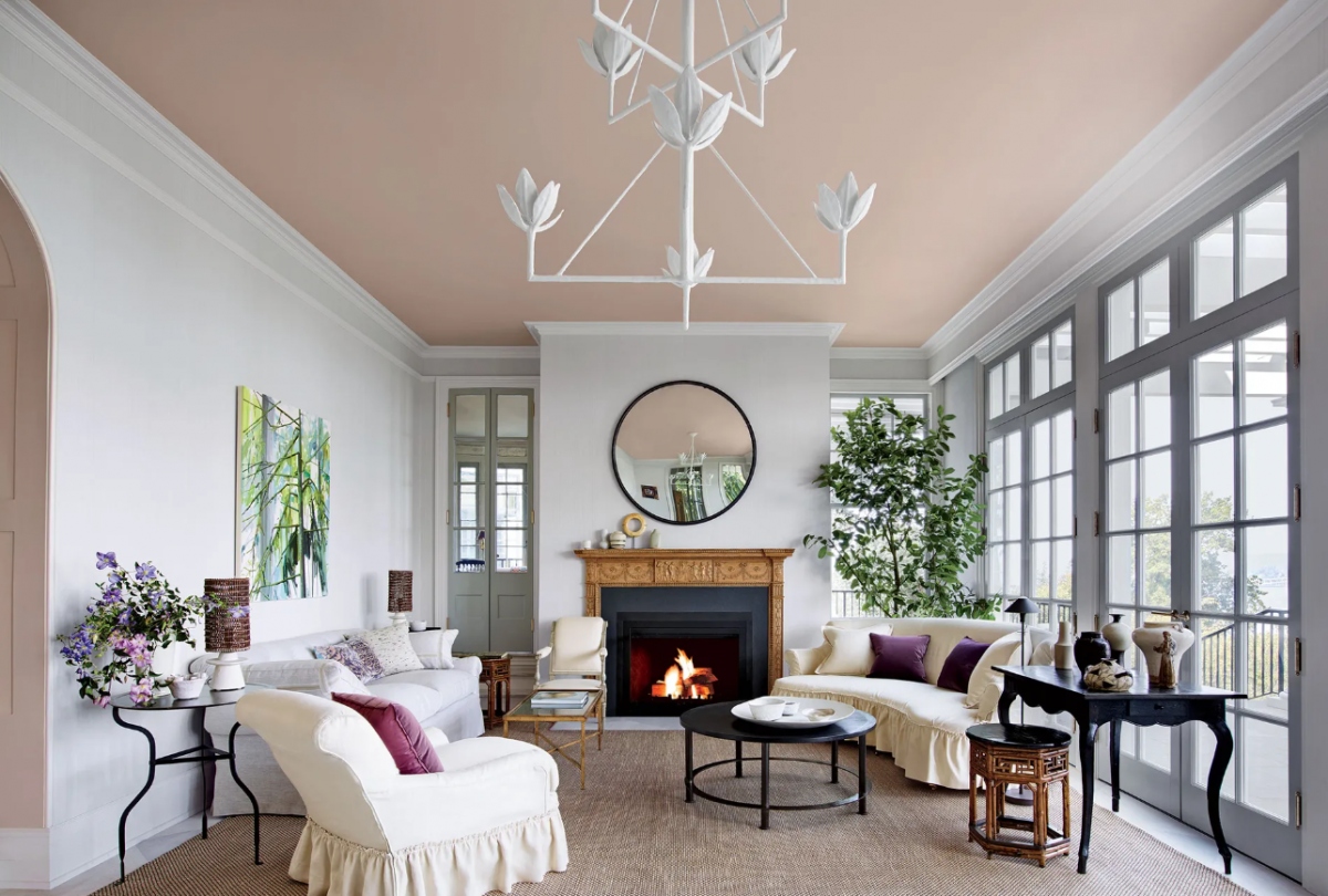 Sơn trần nhà màu hồng nhấn: Bạn có thể tạo điểm nhấn cho trần nhà, thay vì những bức tường phòng khách. Màu hồng phấn và màu trắng sữa là sự kết hợp hoàn hảo, mang lại vẻ thanh lịch cho căn phòng. Những săc màu khác được sử dụng trong căn phòng cũng là những sắc màu trung tính như nâu, xám, ghi,...