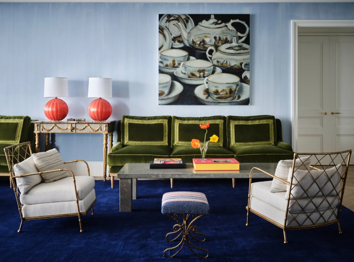 Sự kết hợp của vàng và xanh: Tấm thảm màu xanh hải quân, những bức tường màu xanh nhạt và các điểm nhấn màu vàng tạo nên một không gian sang trọng và không kém phần quý phái. đậm chất Anh quốc cho căn phòng của bạn.