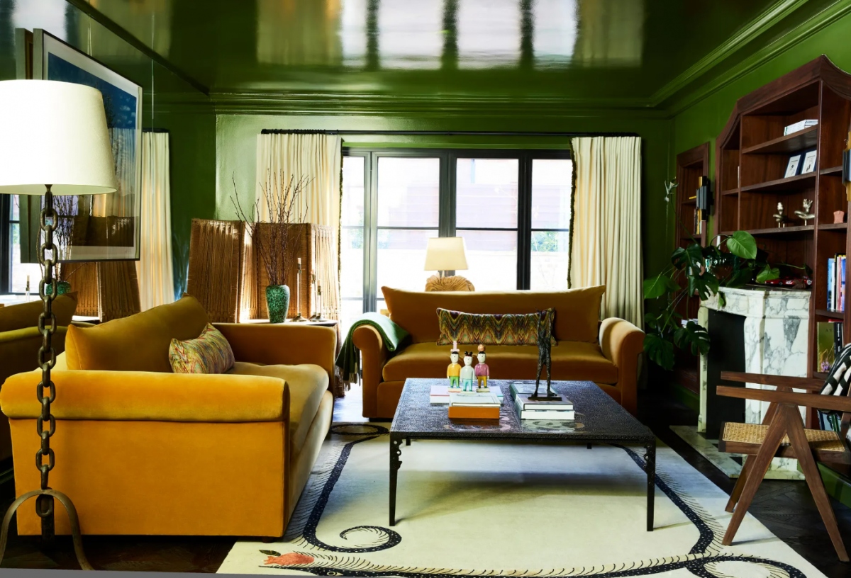 Màu vàng mù tạt và màu xanh lá: Được kết hợp với gỗ, đá cẩm thạch và các vật liệu tự nhiên khác, những không gian có sự xuất hiện của màu vàng mù tạt và xanh lá có thể mang lại cảm giác tươi mới cho căn phòng khách. Trên nền của sự kết hợp này, bạn có thể sử dụng những tông màu khác nhau của hai sắc màu này để phòng khách thêm đặc biệt.