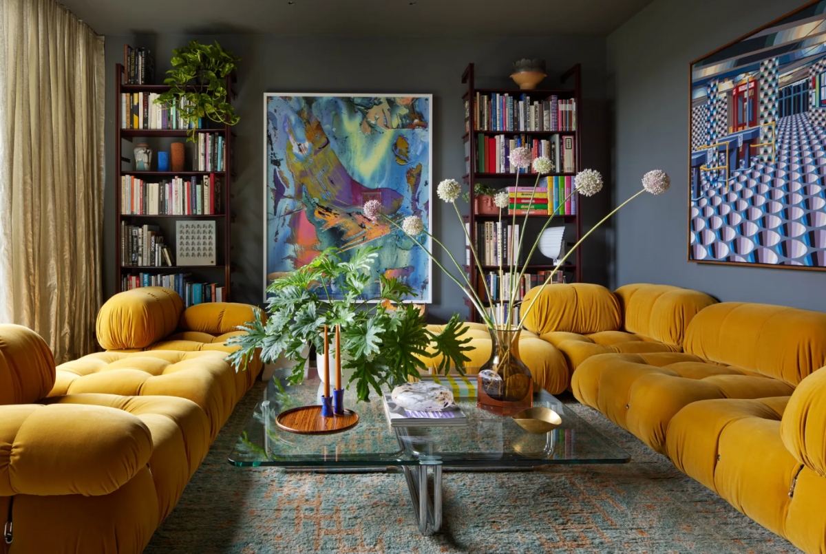 Sắc than chì sang trọng: Những bức tường màu than chì là sự lựa chọn phá cách cho màu sơn phòng khách. Sắc màu này tọa cảm hứng sáng tạo cho những người đam mê pha màu. Phòng khách trở nên nổi bật với màu vàng mù tạt của bộ ghế sofa, tương phản với màu sơn của bức tường.