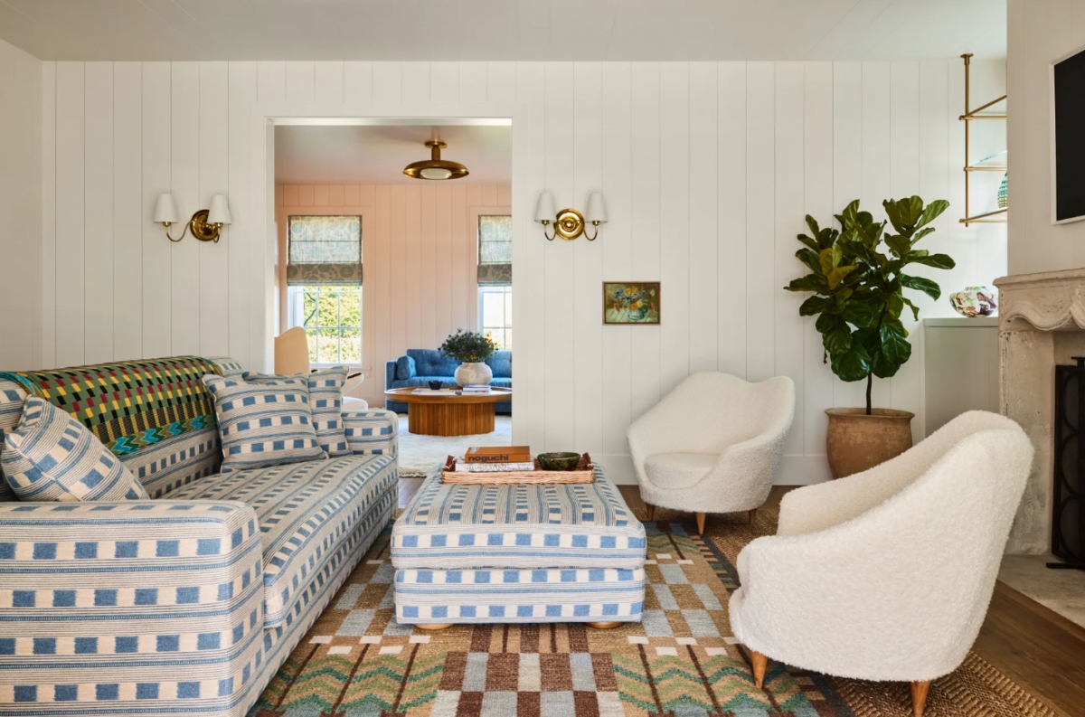 Trắng, xanh và nâu: Đối với một căn phòng tràn ngập sắc xanh, bạn có thể thêm sắc trắng và nâu để trung hòa màu sắc. Để mang lại cảm giác ấm áp và thoải mái cho phòng khách, hãy ưu tiên những gam màu nhẹ nhàng. Căn phòng này sẽ là lựa chọn tuyệt vời cho căn nhà nghỉ dưỡng mùa hè đậm chất Địa Trung Hải.