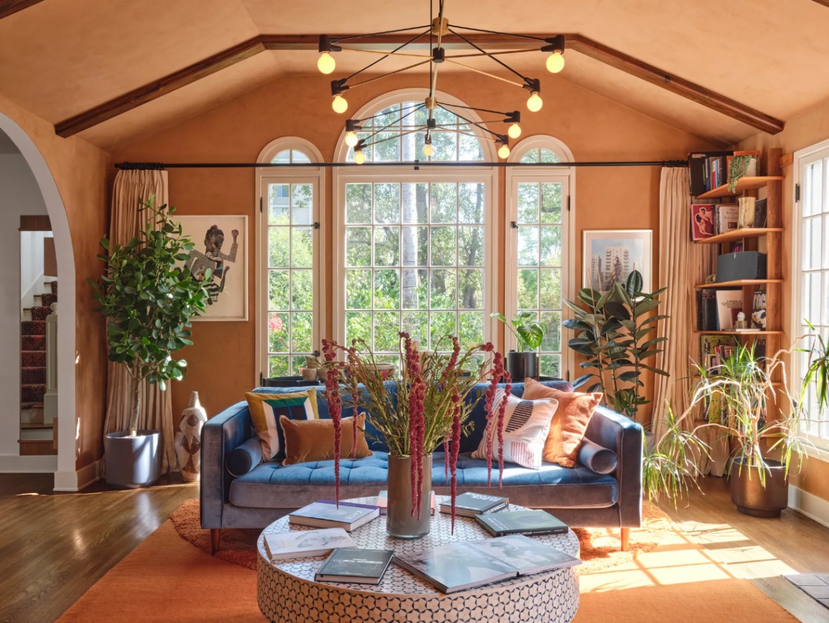 Ấm áp với sắc cam đất: Trong những năm gần đây, màu cam đất dang dẫn đầu xu hướng. Màu sắc này mang lại sự ấm áp cho căn phòng khách, nơi đón tiếp bạn bè và thư giãn cùng gia đình. Màu cam đất cũng làm nền cho các sắc màu khác nổi bật hơn, nhưng vẫn mang lại vẻ hài hào cho tổng thể căn phòng.