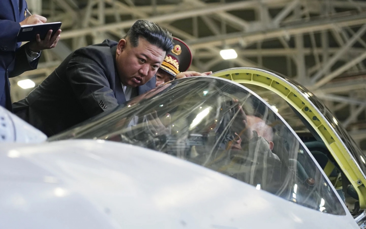 Nhà lãnh đạo Triều Tiên Kim Jong Un chăm chú quan sát buồng lái của chiếc máy bay Su-57 - máy bay tiêm kích hiện đại nhất của Nga tại một nhà máy chế tạo máy bay ở vùng Khabarovsk (Nga) vào hôm 15/9. Ảnh: Vùng Khabarovsk.