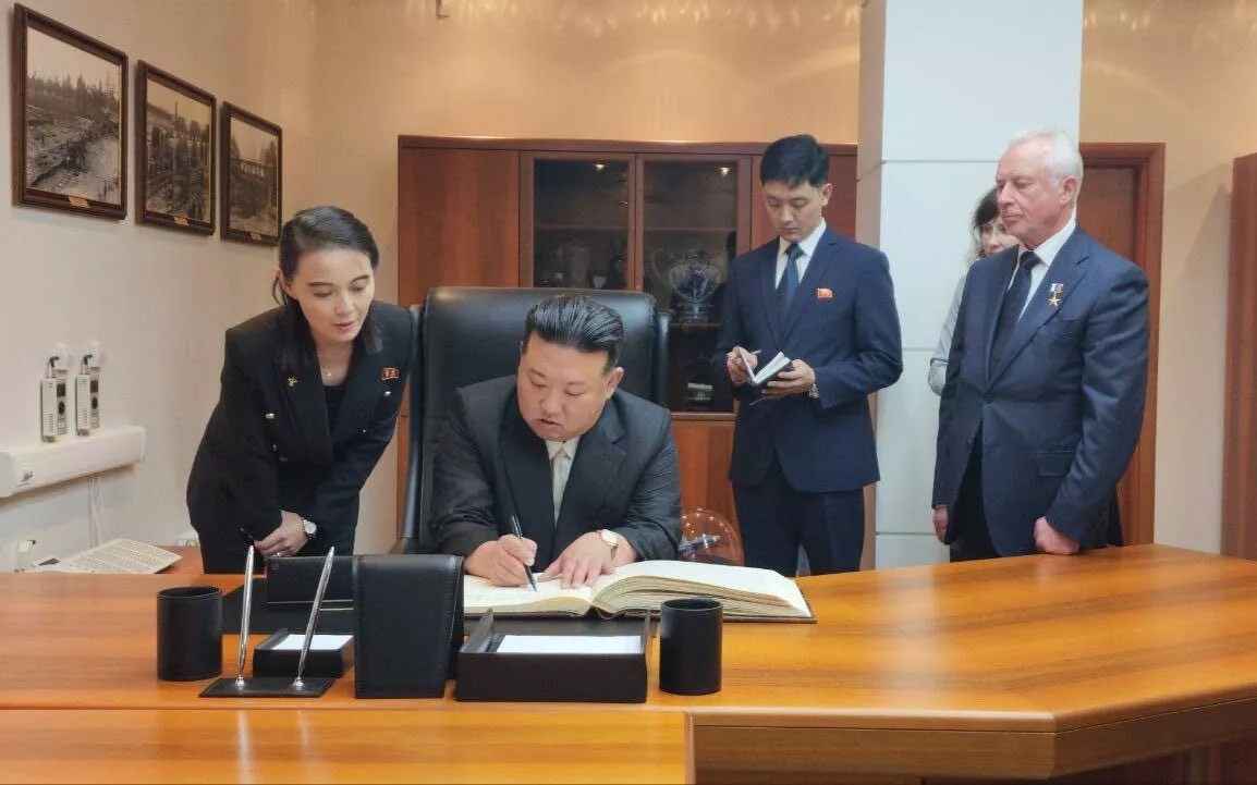 Nhà lãnh đạo Triều Tiên Kim Jong Un viết vào sổ lưu niệm tại nhà máy. Ảnh: Bộ Ngoại giao Nga.