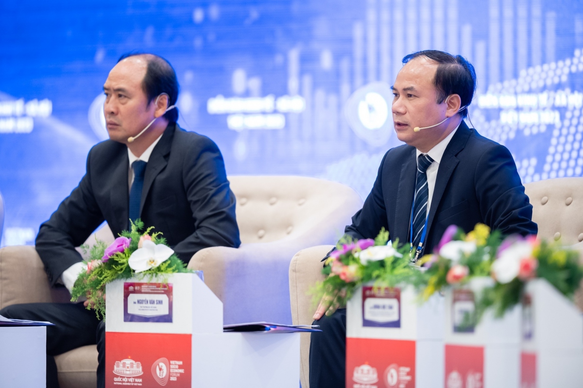 Thứ trưởng Bộ Xây dựng Nguyễn Văn Sinh (bên phải)