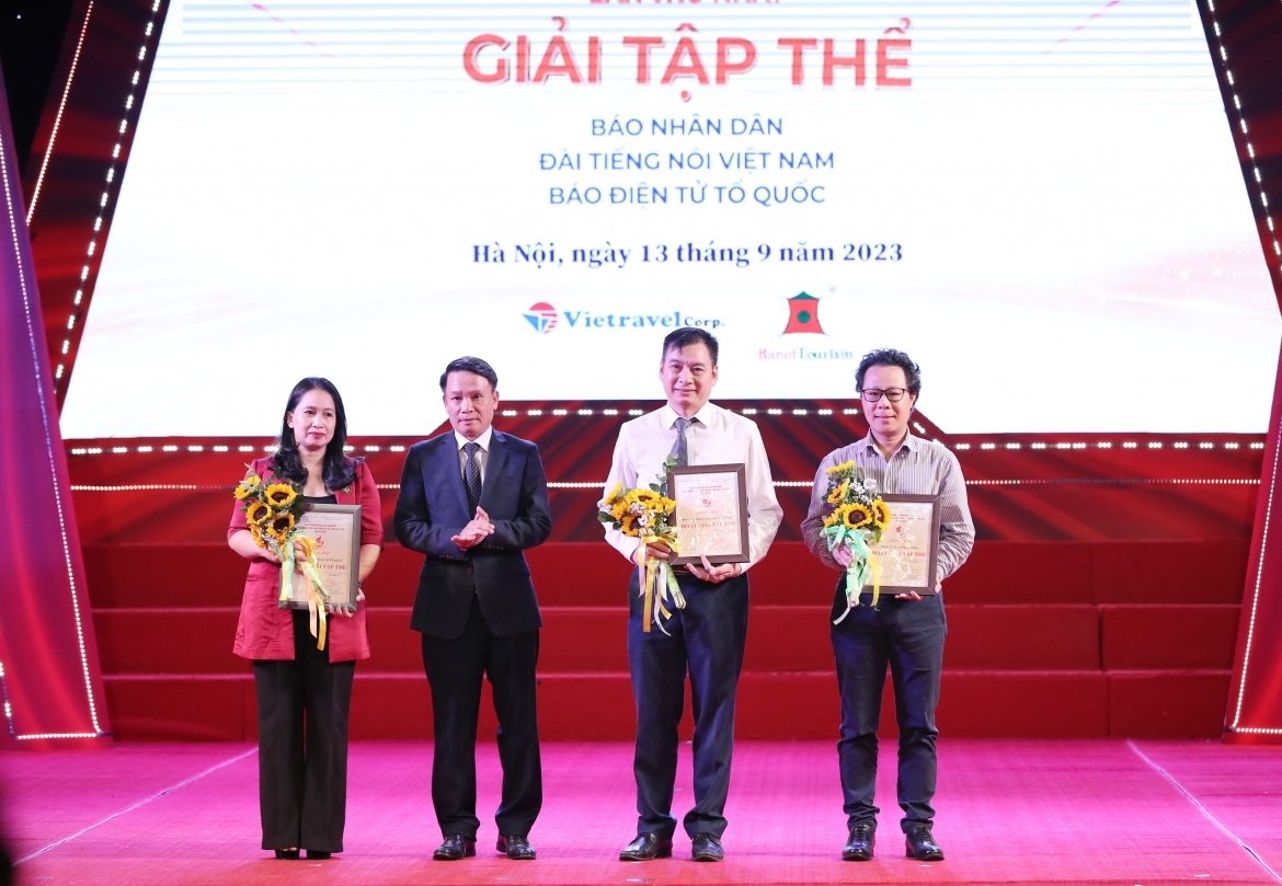 Tại Giải báo chí toàn quốc “Vì sự nghiệp phát triển Văn hoá, Thể thao và Du lịch” lần thứ Nhất, Đài Tiếng nói Việt Nam nhận 13 giải thưởng, gồm 1 Giải tập thể xuất sắc, 3 Giải Nhì, 3 Giải Ba và 6 Giải Khuyến khích. Ông Đồng Mạnh Hùng, Trưởng ban Thư ký biên tập, Đài Tiếng nói Việt Nam chia sẻ: "Khi tham gia Giải Báo chí toàn quốc “Vì sự nghiệp phát triển Văn hoá, Thể thao và Du lịch”, Ban lãnh đạo cũng như Hội nhà báo Đài Tiếng nói Việt Nam đã lan tỏa tinh thần của giải thưởng và nhận được sự tham gia rất tích cực của các phóng viên trong Đài, với nhiều tác phẩm chất lượng cao về nội dung lẫn hình thức và phản ánh được rất nhiều mặt về văn hóa. Việc nhận giải thưởng hôm nay là một niềm vinh dự rất lớn của Đài Tiếng nói Việt Nam".