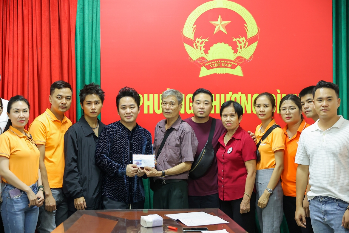 Tùng Dương đại diện trao tiền ủng hộ cho Uỷ ban MTTQ phường Khương Đình. (Ảnh: Hải Dương)