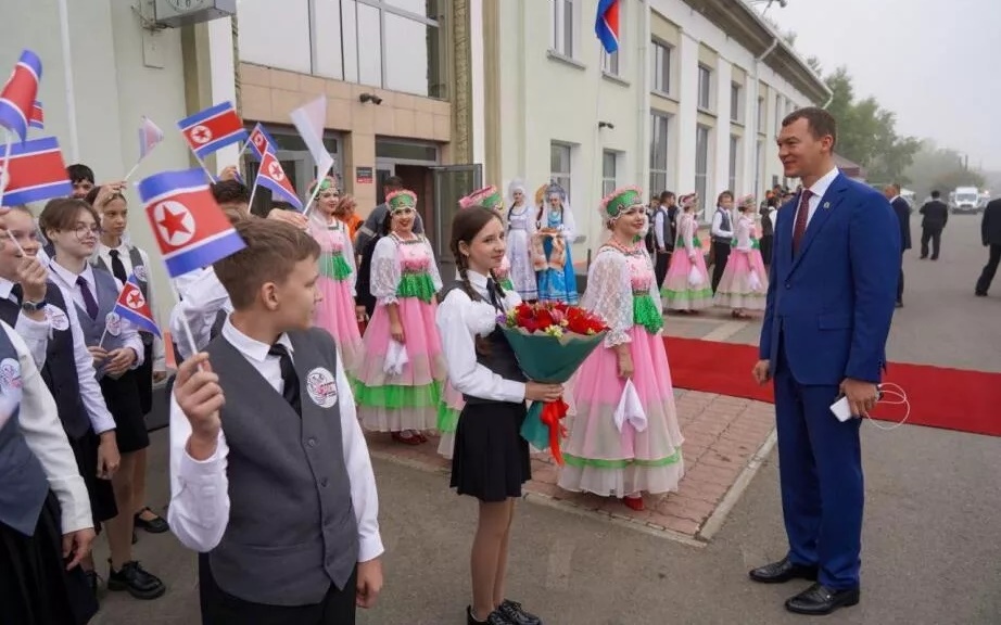 Trước đó Thống đốc vùng Khabarovsk và các thiếu niên địa phương đã chờ sẵn, chuẩn bị quốc kỳ Triều Tiên và hoa để đón ông Kim Jong Un tới thăm. Ảnh: Vùng Khabarovsk.