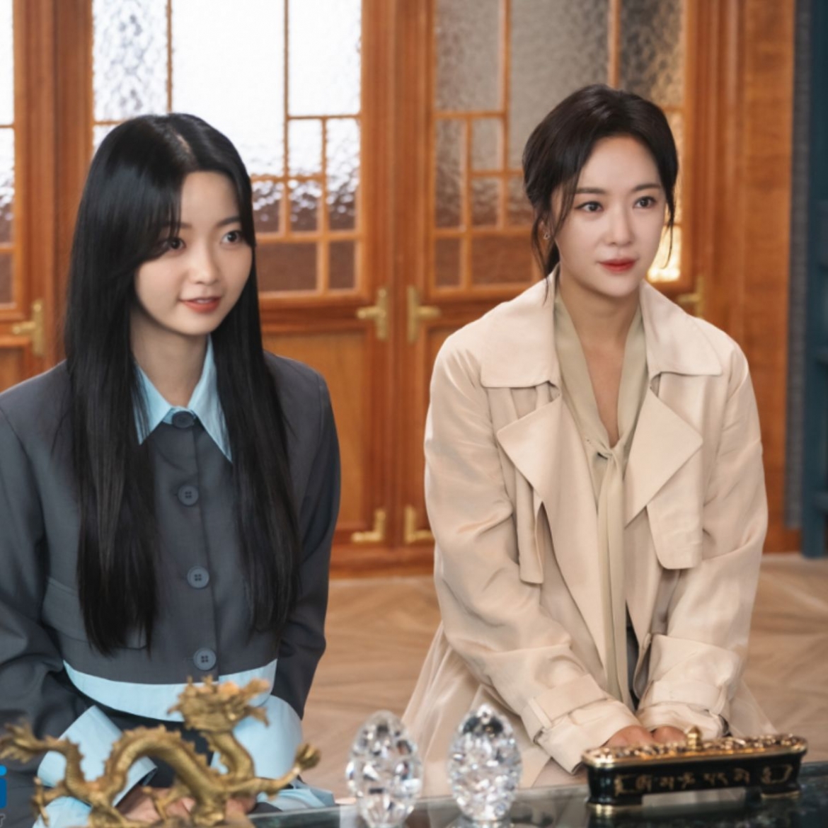 Hwang Jung Eun (phải) hắc hóa trong "7 Escape"