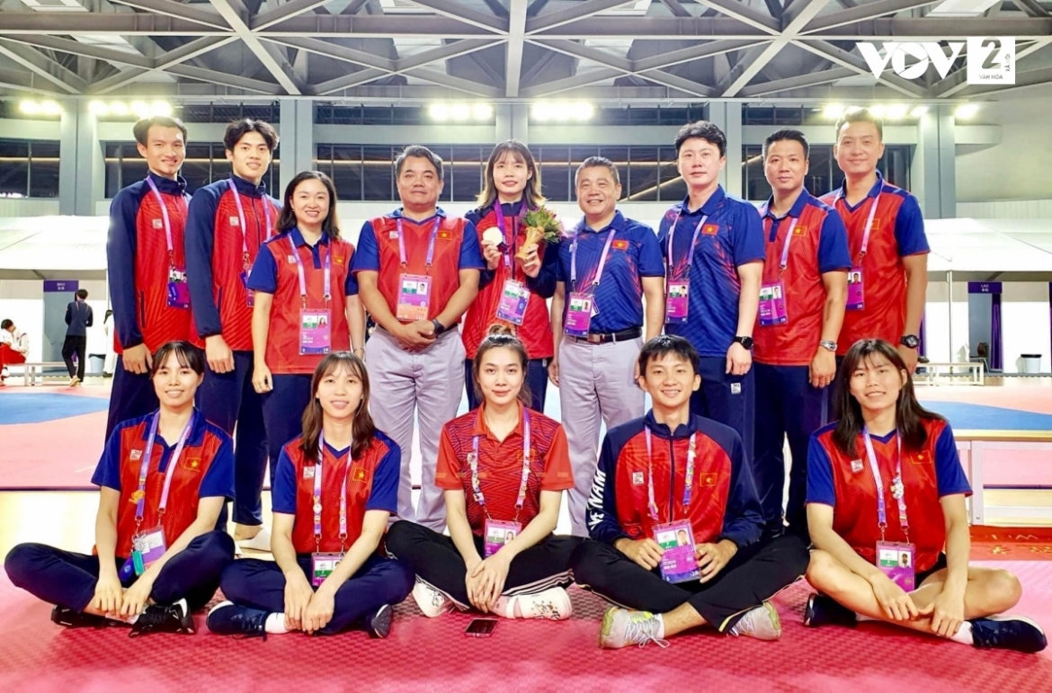 Bạc Thị Khiêm (đứng giữa hàng trên) chụp ảnh lưu niệm cùng ĐT Taekwondo Việt Nam (Ảnh: Thu Trang - Bùi Lượng)