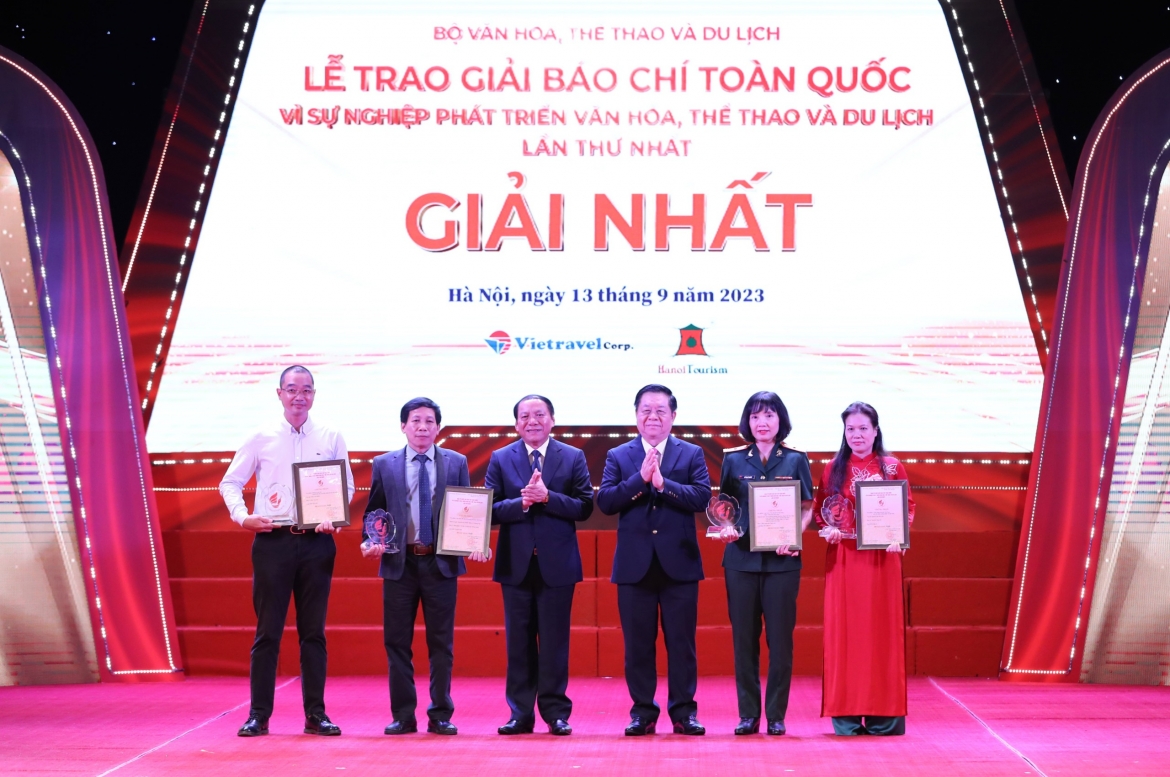 Giải Nhất ở thể loại Báo in thuộc về tác phẩm: "Chấn hưng văn hóa Việt Nam - yêu cầu được khẳng định từ thực tiễn" của Tạp chí Cộng sản. Ở thể loại Báo điện tử là loạt 4 kỳ: "Các hệ giá trị Việt Nam - "ngọc" càng mài càng sáng" của Báo Quân đội Nhân dân. Ở thể loại Truyền hình là Toạ đàm: 80 năm Đề cương văn hoá Việt Nam của Hãng phim Tài liệu và Khoa học Trung ương. Thể loại ảnh là Phóng sự ảnh: Người thổi hồn cho đất thành Di sản thế giới của Báo Văn hóa.