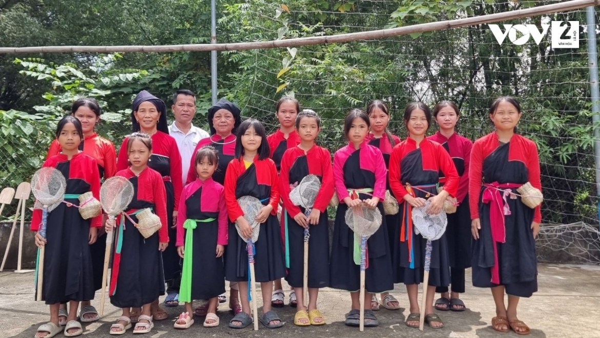 Lớp học văn nghệ dân gian dân tộc Cao Lan thôn Đá Trắng, xã Vũ Linh, huyện Yên Bình