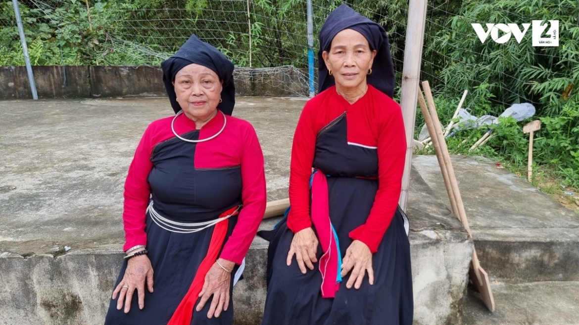 Nghệ nhân Ưu tú Âu Thị Chính (phải ) và Nghệ nhân La Thị Tý (trái ) trong buổi dạy múa Cao Lan