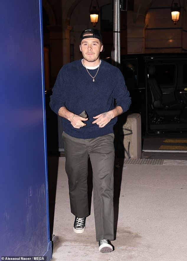 Tại đây, Selena đã có một cuộc hẹn ăn tối cùng với Brooklyn Beckham. Con trai cả nhà Beckham khoe vóc dáng giản dị trong chiếc áo len hải quân và quần tây màu xám.