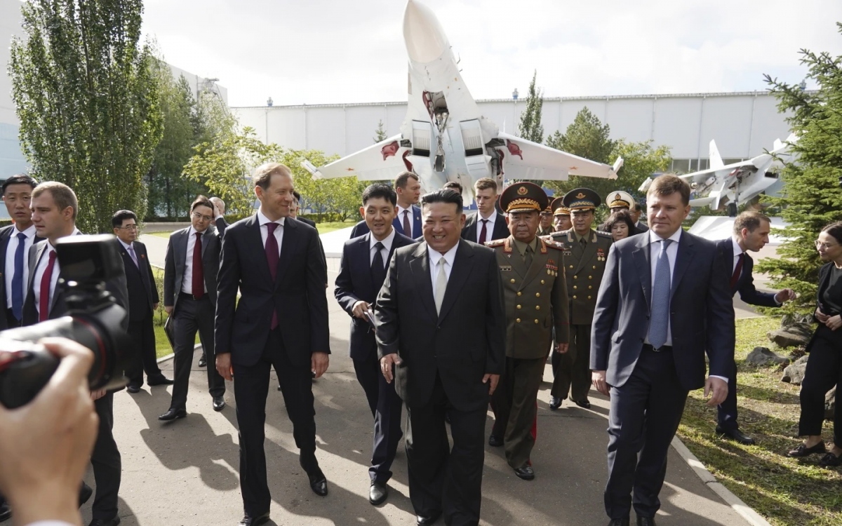 Ông Kim tươi cười đi thăm nhà máy Yuri Gagarin. Ảnh: Vùng Khabarovsk.