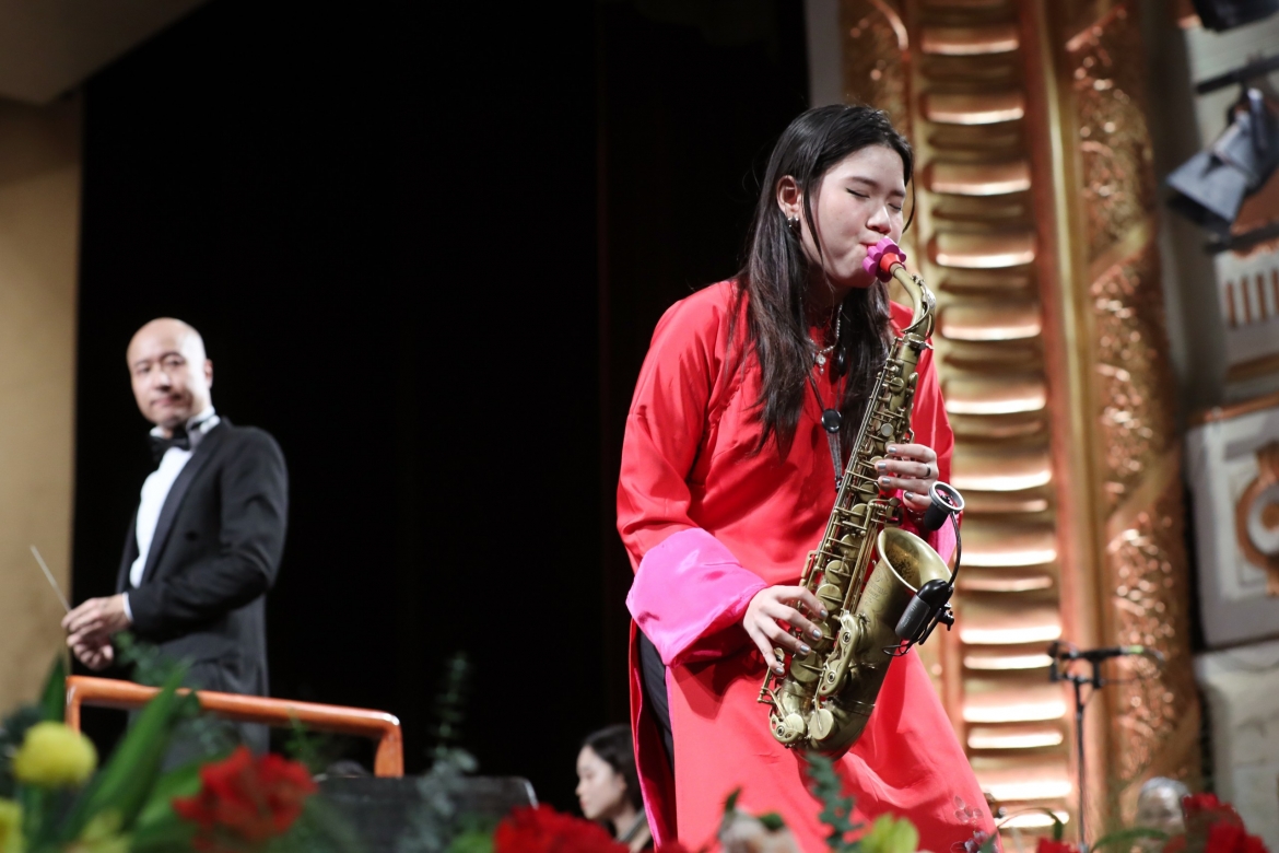 Tiết mục "Mẹ yêu con" được nhạc sĩ Trần Mạnh Hùng chuyển soạn cho kèn saxophone, qua phần biểu diễn của nghệ sĩ trẻ 19 tuổi An Trần với Dàn nhạc Giao hưởng Việt Nam đã gây ấn tượng mạnh cho người xem. 