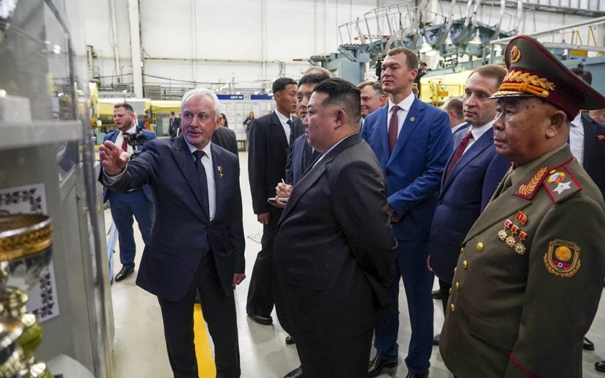 Một nhân viên giải thích về các đặc điểm của máy bay sản xuất tại nhà máy này. Ảnh: Thống đốc Khabarovsk.