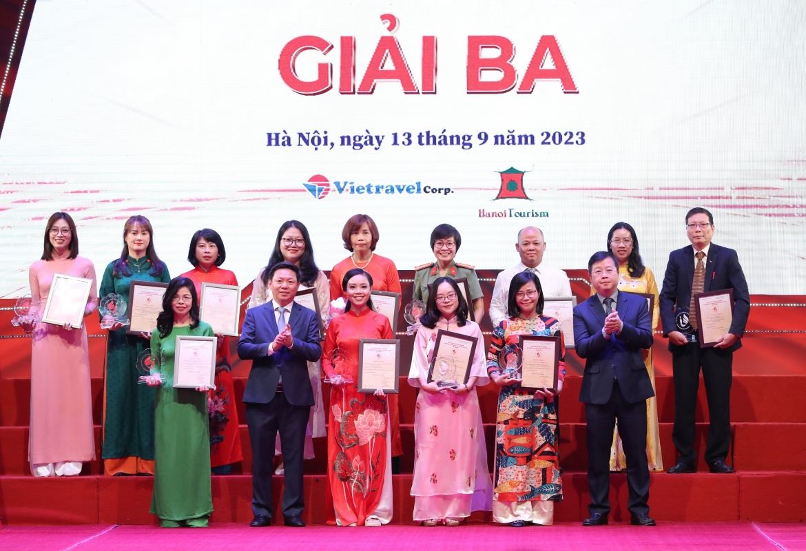 Đài Tiếng nói Việt Nam nhận 3 Giải Ba gồm: Loạt 5 bài "Kiến tạo Văn hóa tương lai - Nhìn từ Đề cương văn hóa Việt Nam" của Báo điện tử VOV; Tác phẩm "Vợ chồng mét mốt và những tờ vé số" của Kênh VOV Giao thông; Loạt 3 kỳ "Muôn thuở vàng son - Tà áo dài Việt Nam" của Ban Đối ngoại (VOV5).