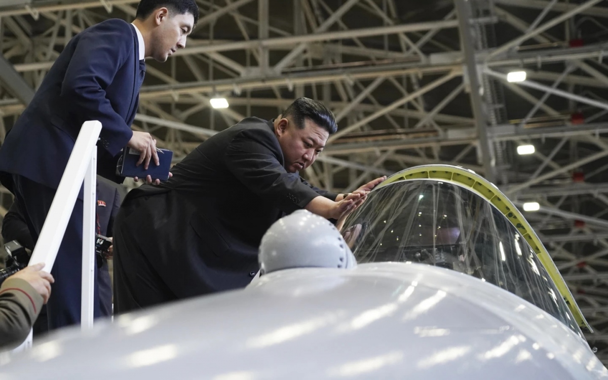 Nhà lãnh đạo Kim Jong Un leo lên thang để quan sát buồng lái một máy bay tiêm kích đa nhiệm Su-57. Ảnh: Vùng Khabarovsk.