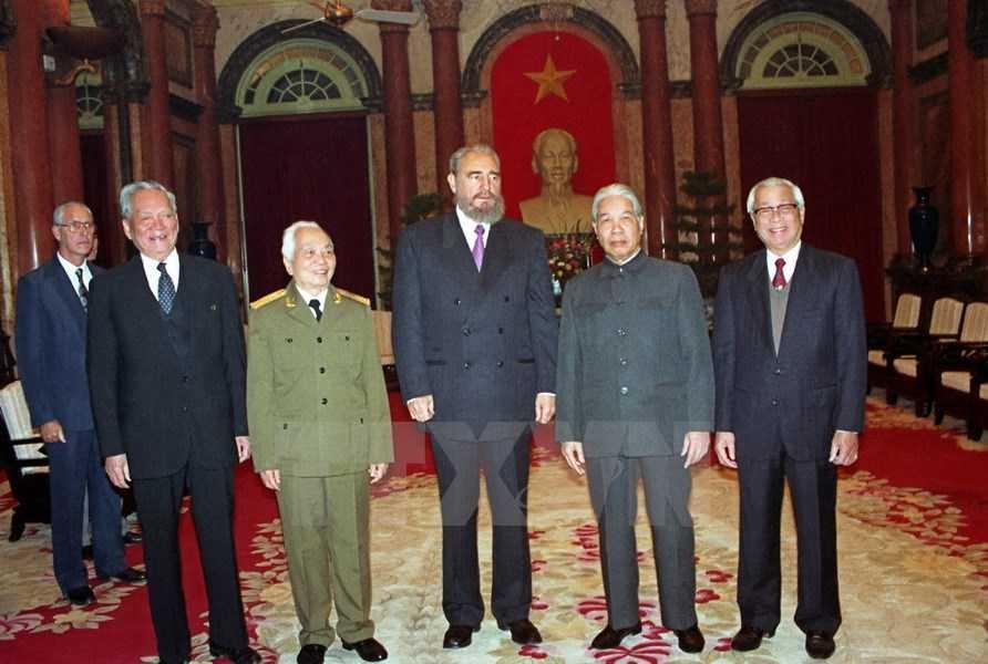 Bí thư thứ nhất Ban chấp hành Trung ương Đảng Cộng sản Cuba, Chủ tịch Hội đồng Nhà nước và Hội đồng Bộ trưởng nước Cộng hòa Cuba Fidel Castro với Tổng Bí thư Đỗ Mười, Chủ tịch nước Lê Đức Anh, Thủ tướng Võ Văn Kiệt và Đại tướng Võ Nguyên Giáp tại Phủ Chủ tịch tối 8/12/1995. (Ảnh: TTXVN)
