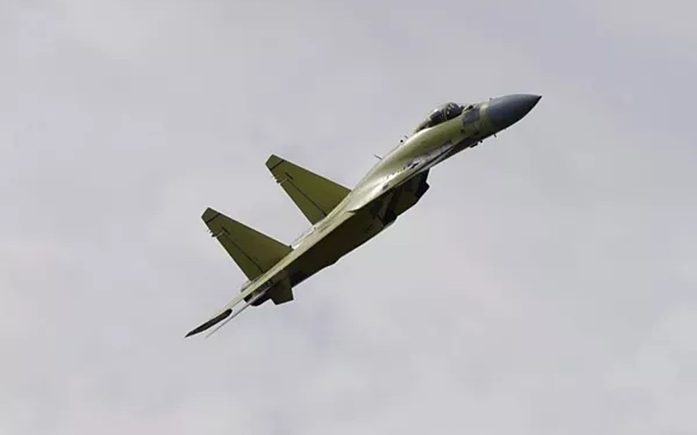 Phi công Nga lái trình diễn chiếc tiêm kích đa nhiệm Su-35 trong chuyến thăm của Chủ tịch Triều Tiên. Ảnh: Vùng Khabarovsk.