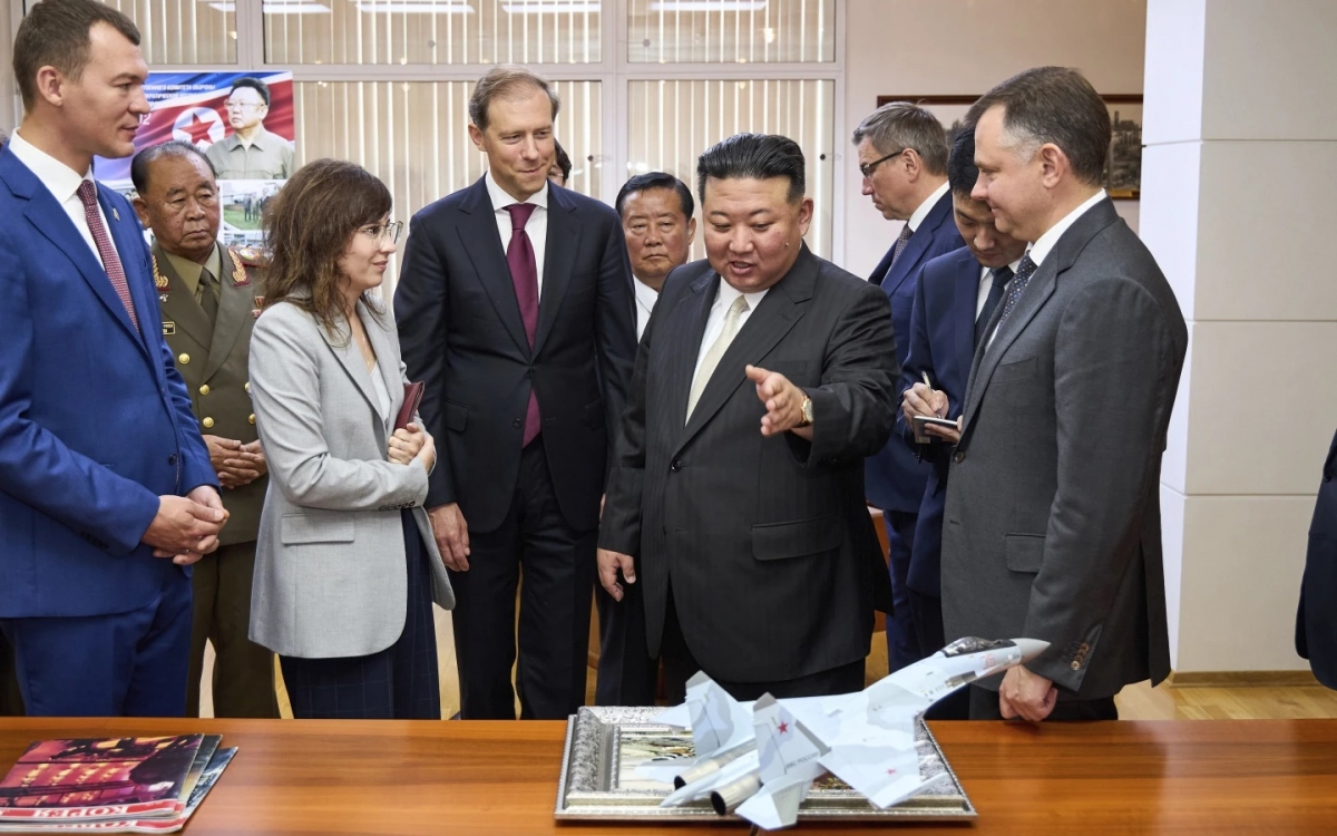 Ông Kim Jong Un phát biểu tại nhà máy, bên một mô hình máy bay. Phía sau ông có hình ảnh cha của ông, cố lãnh đạo Kim Jong Il. Ảnh: Vùng Khabarovsk.