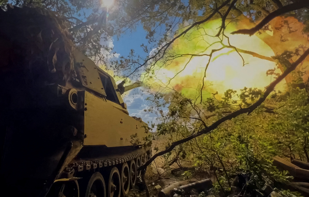 Ukraine khai hỏa lựu pháo tự hành M109 ở khu vực Donetsk. Ảnh: Reuters