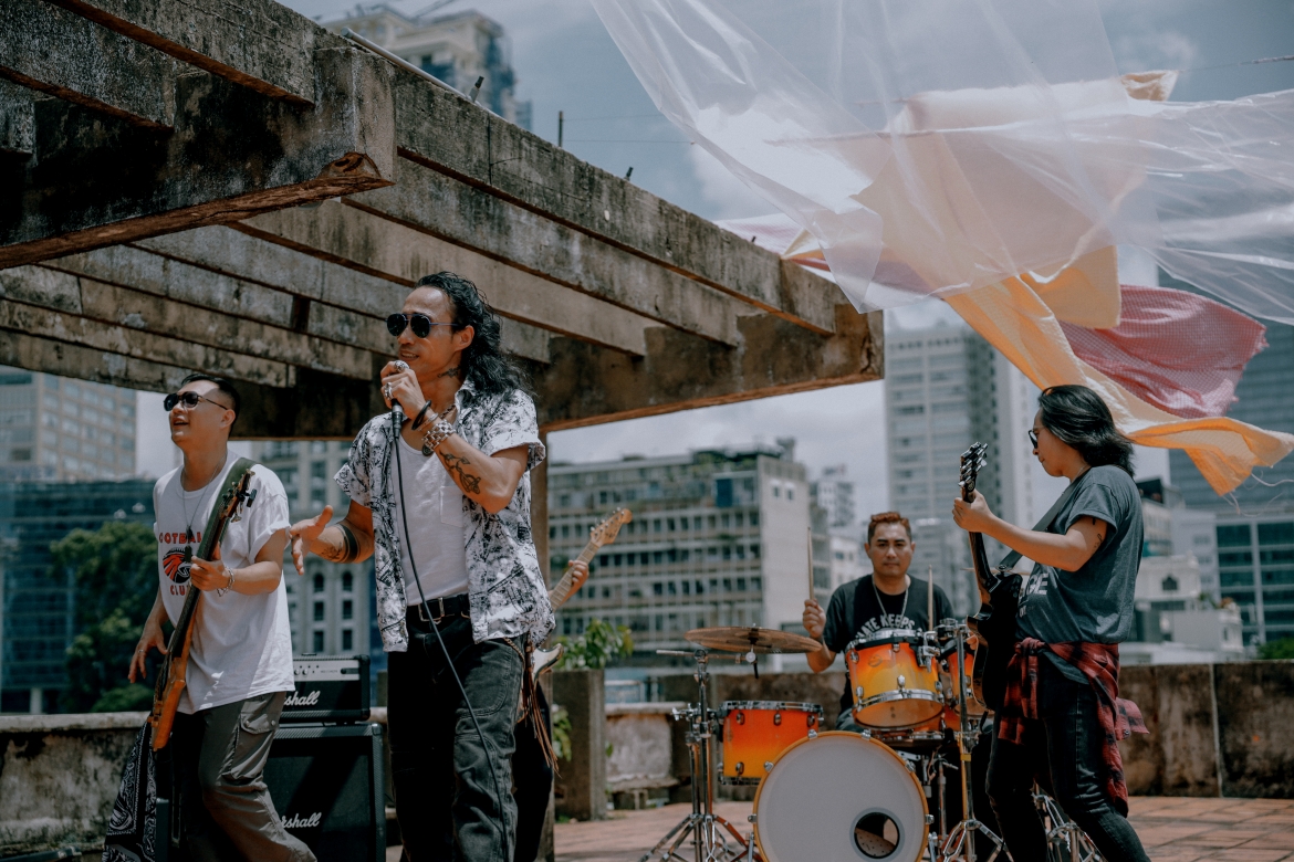 MV "Mùa hè đi qua" lấy bối cảnh trong khu nhà tập thể với nhiều hình ảnh giản dị, chân thực.