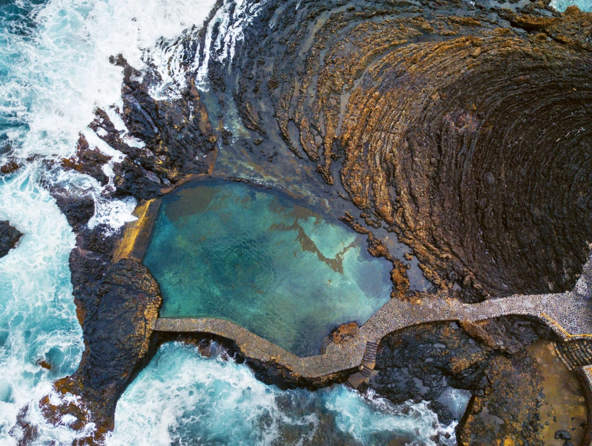 Pozo De Las Calcosas (Quần đảo Canary, Tây Ban Nha): Nằm trên đảo El Hierro, một đảo nhỏ nằm trong quần đảo Canary, Pozo De Las Calcosas được chia thành hai hồ thủy triều, một hồ tự nhiên và một hồ nhân tạo. Các hồ bơi được nối với nhau bằng một đường ống dẫn nước biển lớn giúp lấp đầy mặt hồ nhân tạo, biến nơi đây thành địa điểm ưa thích của khách du lịch.