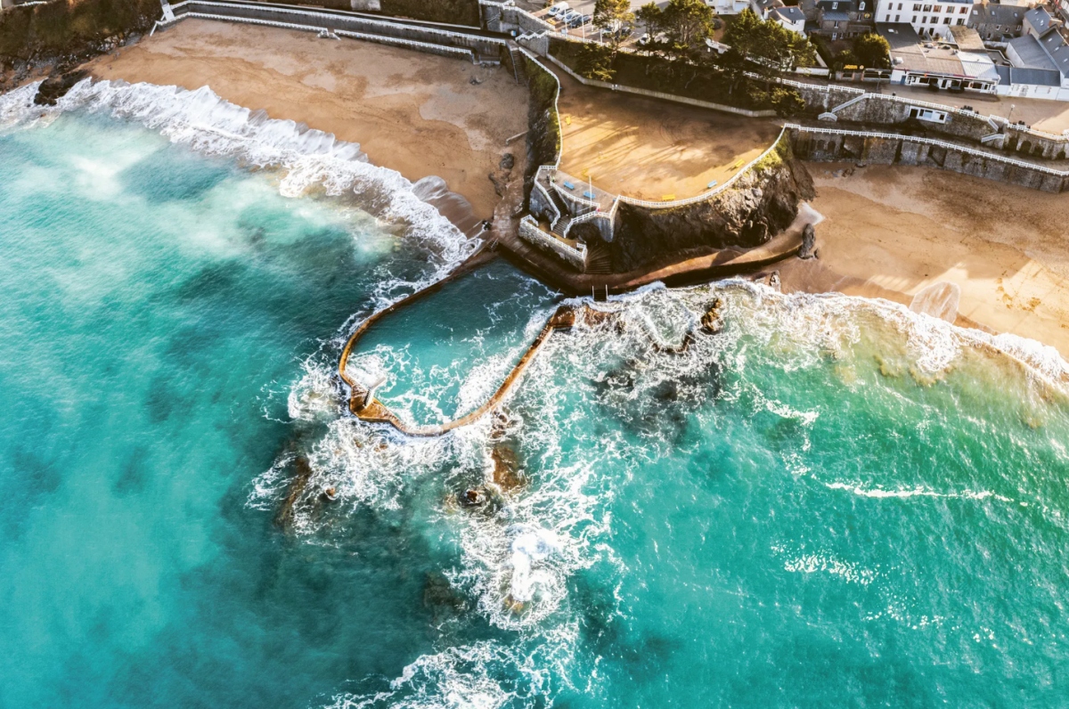 Piscine D’Eau de Mer de Saint-Quay-Portrieux (Brittany, Pháp): Hồ bơi hình quả lê này được xây dựng trên bờ biển Brittany, Pháp vào năm 1929. Được xây dựng chỉ trong bốn tháng, hồ bơi trở thành một phần của bờ biển, tạo nên vẻ đẹp kỳ ảo khi được ngắm nhìn trên xuống.