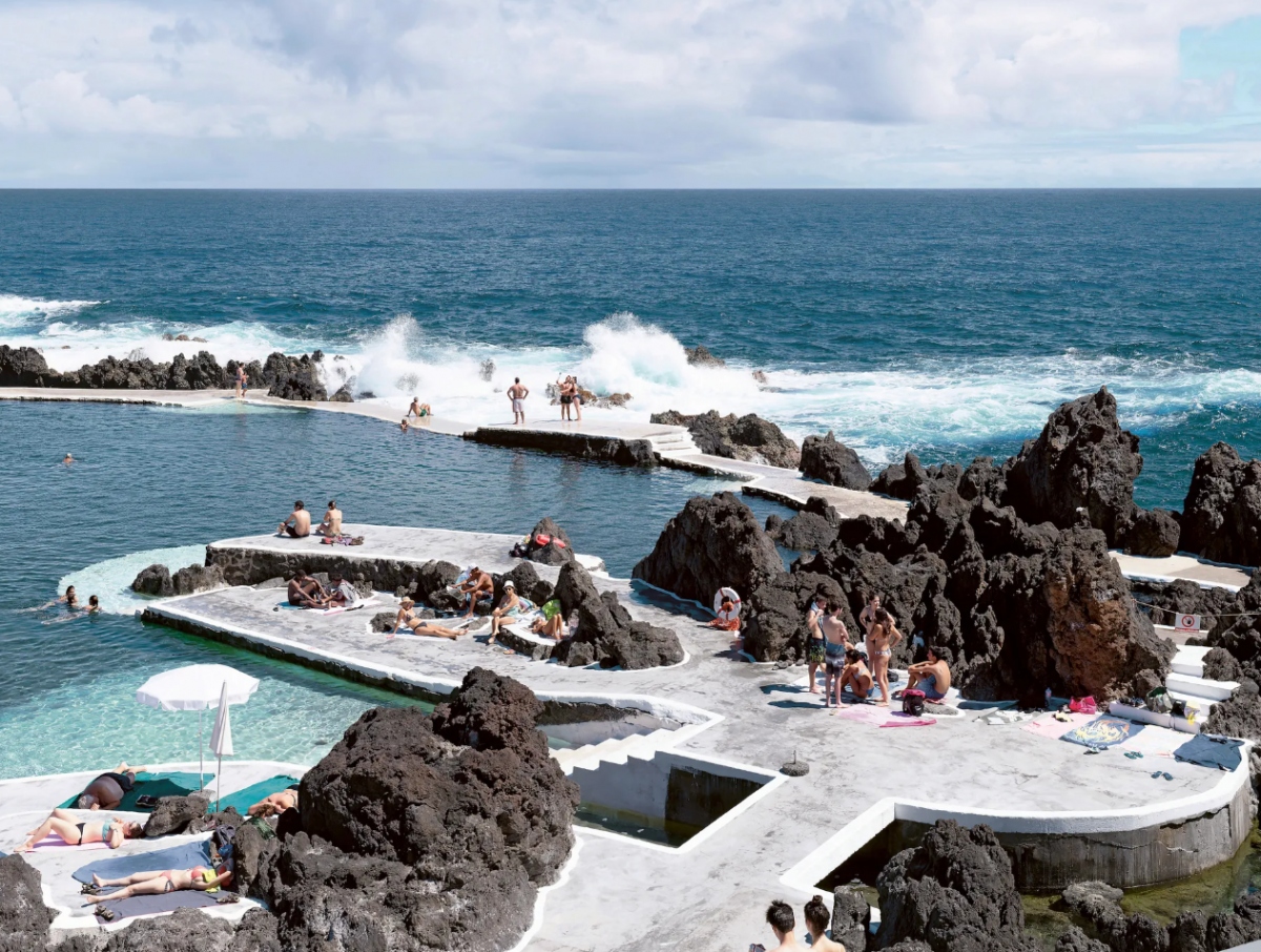 Piscinas Naturais De Porto Moniz (Madeira, Bồ Đào Nha)
Vào năm 1940, một tổ hợp hồ nước mặn tự nhiên đã được biến thành một hồ bơi tuyệt đẹp trên bờ biển Porto Moniz ở Bồ Đào Nha nhờ việc xây dựng đê chắn sóng bằng bê tông. Trải qua 25 năm thi công và cải tạo, hồ bơi hiện tại đã có một vẻ ngoài vô cùng hiện đại và độc đáo nhờ thành bể được xây dựng bằng bê tông trắng đậm chất Địa Trung Hải.