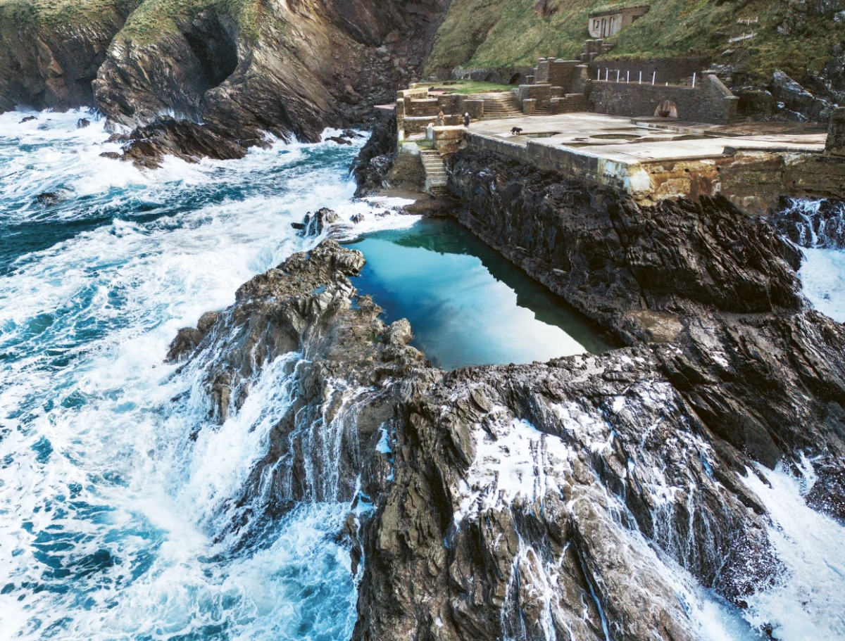 Hồ bơi Lewinnick Cove House (Newquay, Anh): Luật sư Frederick Baker đã xây dựng một biệt thự kiểu Ý nhìn ra Vịnh Fistral trên bờ biển Cornwall, được hoàn thành vào năm 1927. Hồ bơi được lót bằng gạch tráng men trắng và khảm màu ngọc lam, tạo nên vẻ đẹp đúng chất Anh quốc cho bể bơi này.
