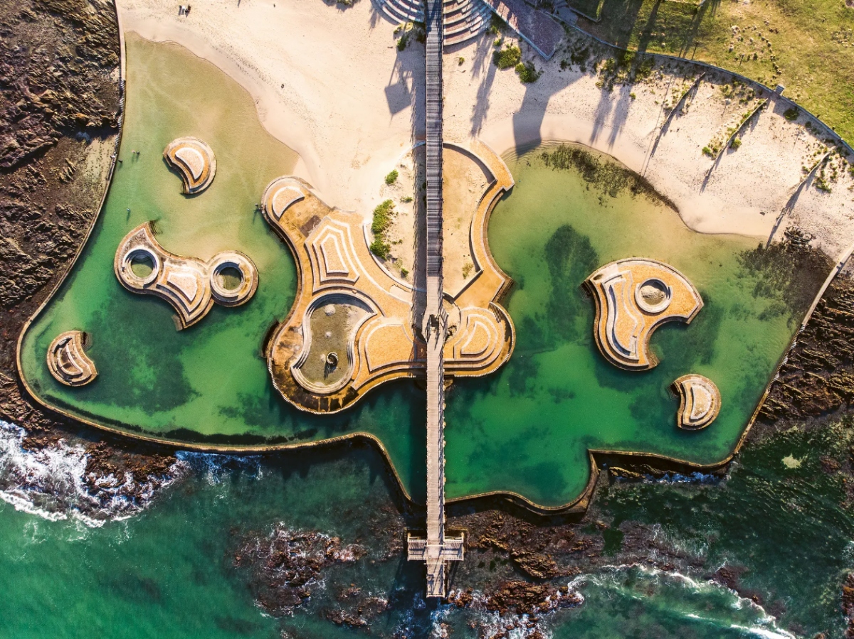 Công viên Harmony (Cape Town, Nam Phi):  Công viên Harmony được xây dựng từ năm 1991 đến 1992. Hồ bơi được thiết kế với các lỗ hổng và bộ chắn sóng dọc theo trên thành bể tạo ra cảnh tượng ngoạn mục khi sóng vỗ vào. Ngoài ra, cũng có 5 hòn đảo được thiết kế đài phun nước, nằm trên khuôn viên công viên.