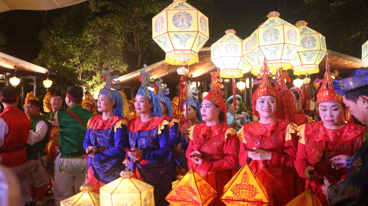 Các nghệ sỹ tham gia tái hiện rước đèn lồng Đêm rằm Hoàng cung