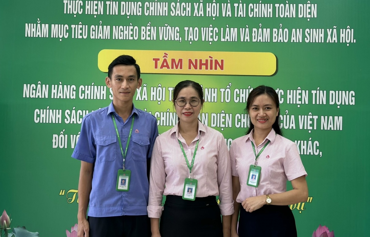 Cán bộ nhân viên Ngân hàng Chính sách xã hội huyện Vĩnh Linh giúp bà Hạnh khỏi bị lừa