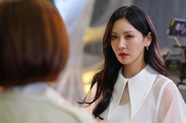 Chị dâu không thuê giúp việc nhưng lại đổ dồn mọi việc lên đầu mẹ chồng. (Ảnh minh họa: KT)