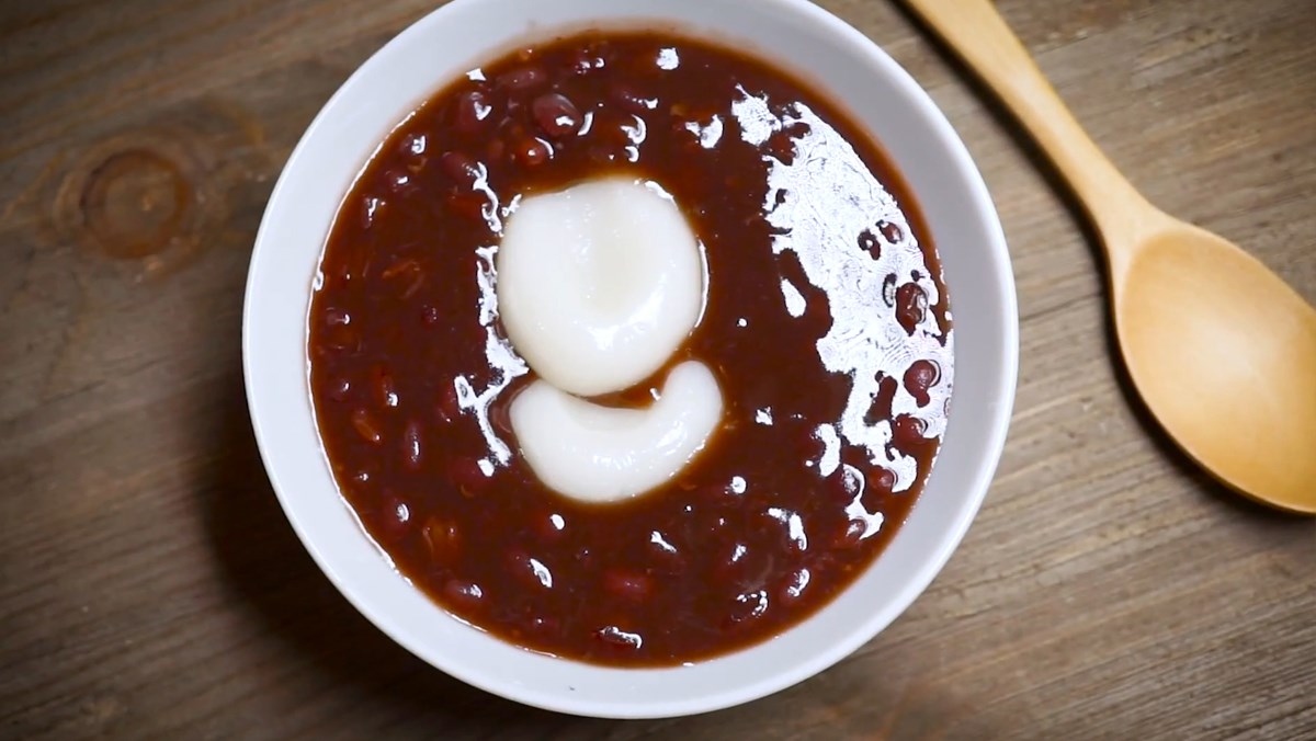 Giảm loãng xương: Một trong những vấn đề chính ảnh hưởng đến sức mạnh của xương là chứng loãng xương. Mặc dù bệnh này thường xảy ra với người cao tuổi nhưng những người trẻ tuổi cũng có thể mắc bệnh này khi xương bị khử khoáng. Đậu đỏ chứa nhiều khoáng chất, chẳng hạn như magiê, đồng và kẽm, rất tốt cho xương khớp, giúp ngăn ngừa loãng xương. 