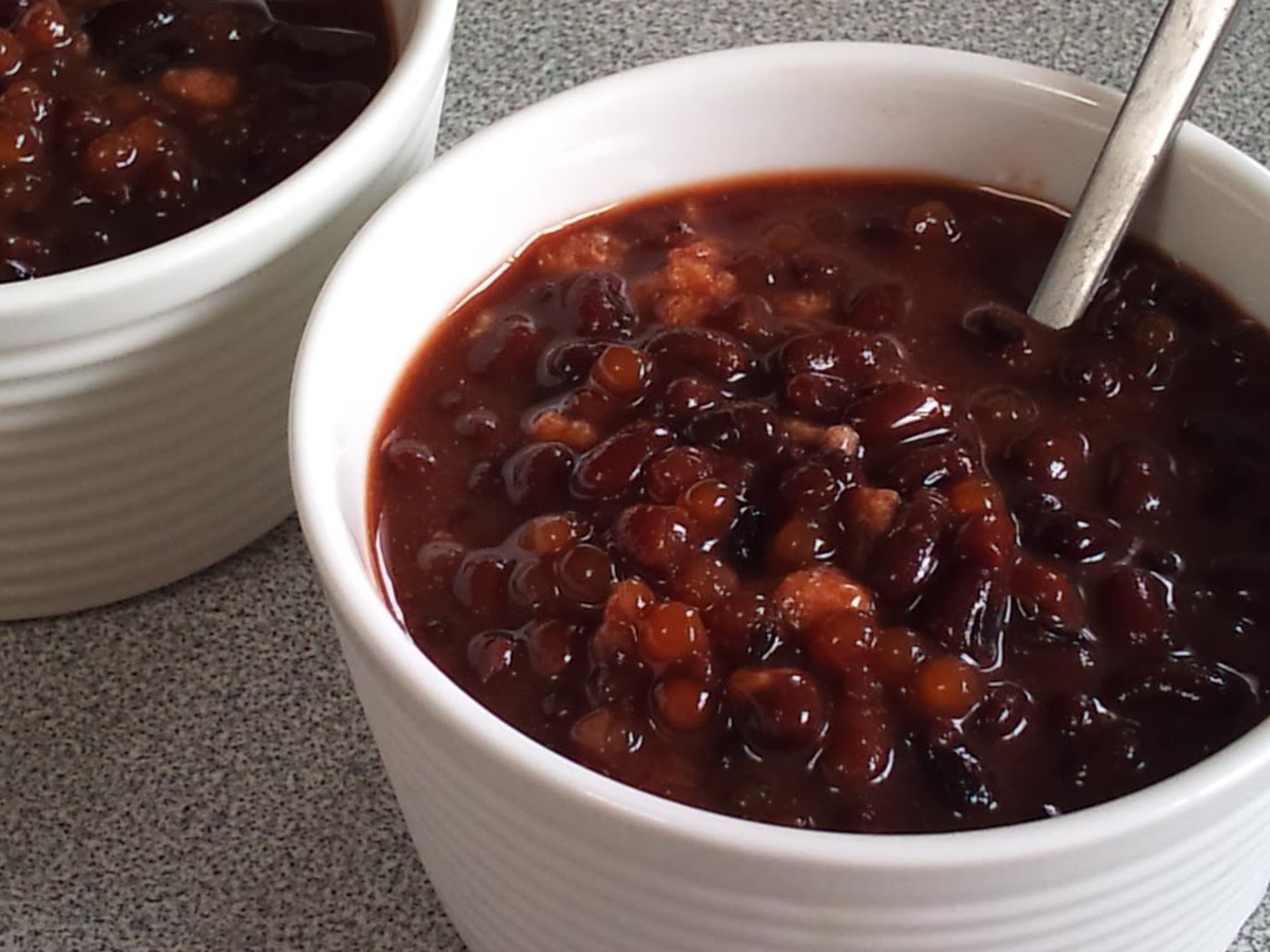 Tăng cường hệ tiêu hóa: Đậu đỏ sở hữu lượng tinh bột kháng và chất xơ cao. Những chất xơ này di chuyển đến ruột kết khi chưa được tiêu hóa và nuôi dưỡng các vi khuẩn có lợi trong hệ thống đường ruột, góp phần giúp niêm mạc ruột khỏe mạnh hơn, ngăn ngừa vi khuẩn và các vi khuẩn khác xâm nhập vào máu.