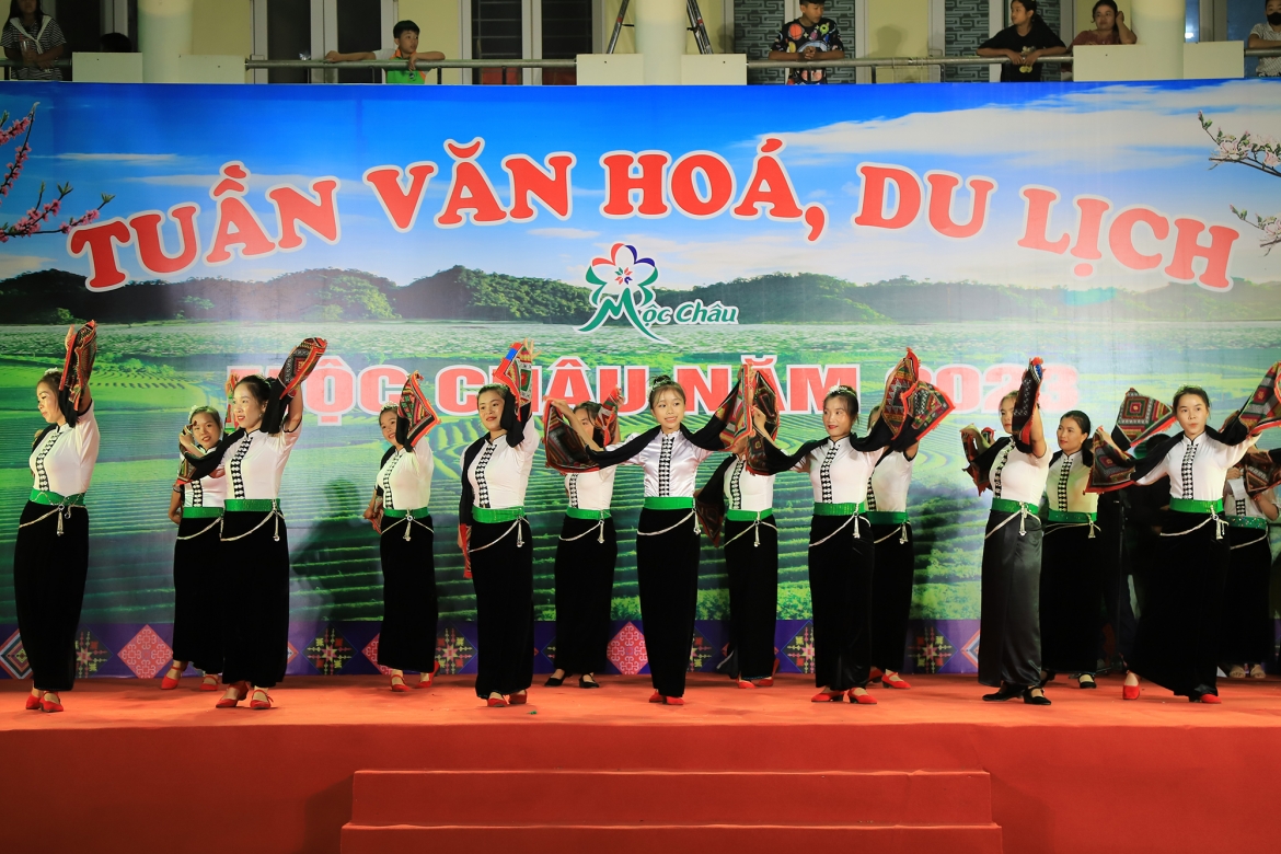 Cùng trong tối 1/9, tại trung tâm huyện lỵ Mộc Châu đã diễn ra Hội thi văn hoá cộng đồng, với sự tham gia của hàng trăm nghệ nhân, diễn viên quần chúng.