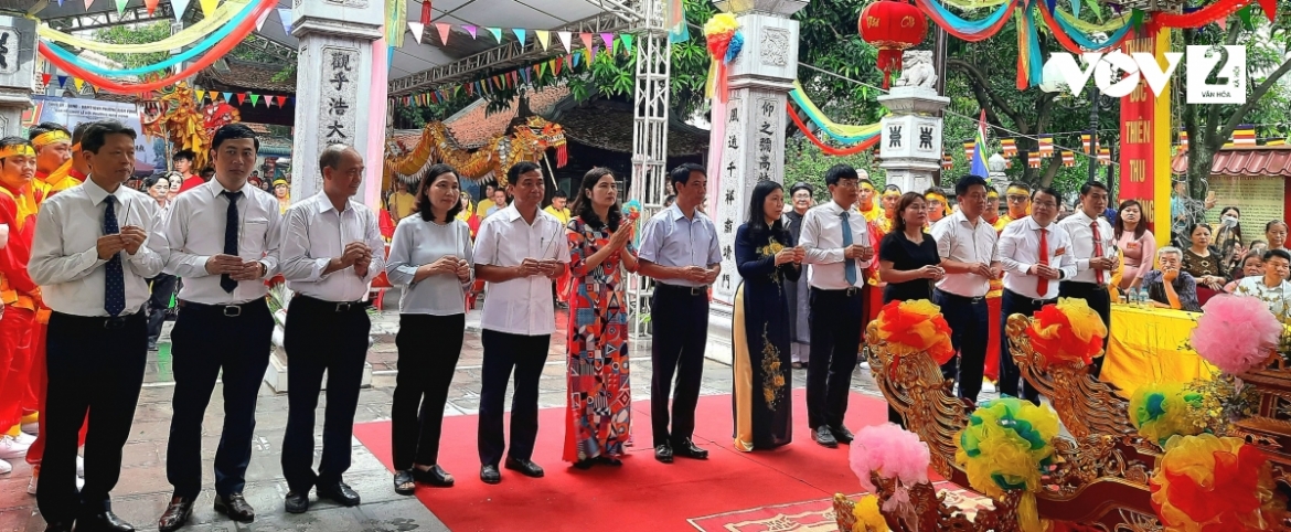 Đại diện lãnh đạo quận Cầu Giấy và phường Dịch Vọng dâng hương tại lễ hội đình Hà 2023