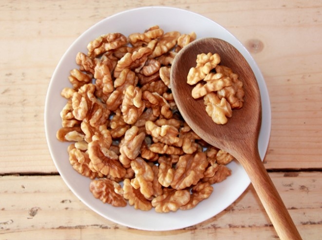 Bạn nên ăn bao nhiêu quả óc chó trong một ngày? Chỉ cần ăn một nắm quả óc chó hàng ngày có thể giúp cơ thể nhận được nhiều lợi ích từ loại hạt này. Bạn cũng có thể ngâm chúng qua đêm với các loại hạt khác như hạnh nhân để ăn vào buổi sáng. Dưới đây là một số lợi ích sức khỏe liên quan đến việc ăn quả óc chó thường xuyên.