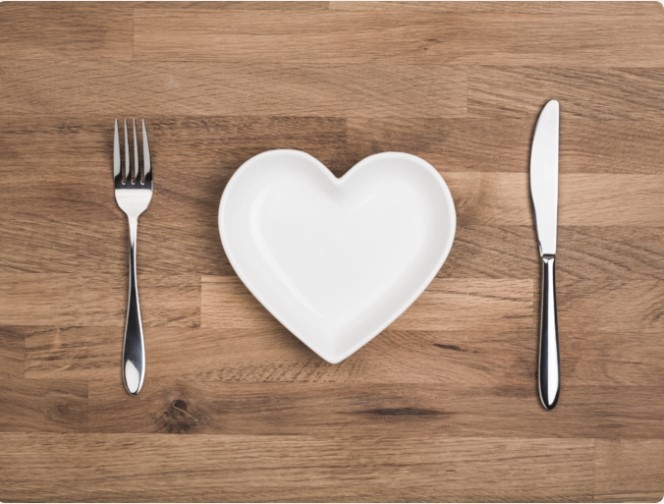 Hỗ trợ sức khỏe tim mạch: Quả óc chó được Hiệp hội Tim mạch Hoa Kỳ chứng nhận đây là loại hạt đáp ứng các tiêu chí để trở thành "thực phẩm tốt cho tim mạch". Chúng chứa ít natri, chất béo bão hòa và chất béo chuyển hóa và chứa ít nhất 10% giá trị hàng ngày đối với vitamin A và C, sắt, canxi, protein hoặc chất xơ.