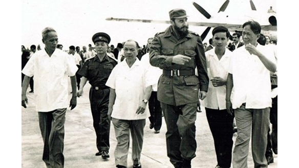 Bí thư Thứ nhất Ban Chấp hành Trung ương Đảng Lao động Việt Nam Lê Duẩn; Chủ tịch Quốc hội Trường Chinh; Thủ tướng Phạm Văn Đồng; Đại tướng Võ Nguyên Giáp cùng nhiều lãnh đạo Đảng, Nhà nước đón Chủ tịch Cuba Fidel Castro tại sân bay Gia Lâm, trưa 12/9/1973. Ảnh tư liệu 